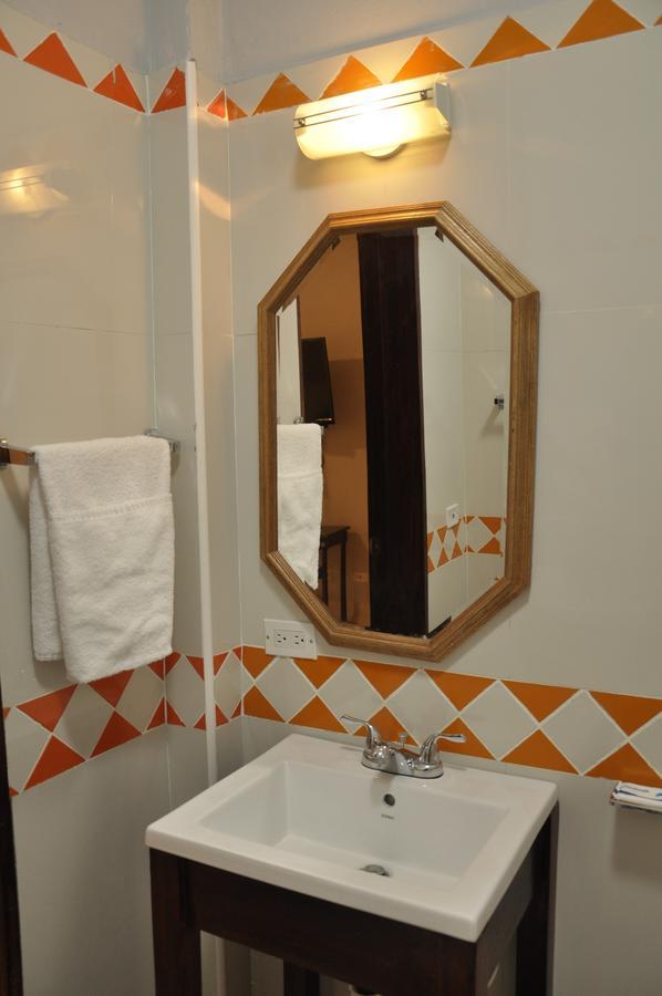 Sams Hotel بورت أو برنس المظهر الخارجي الصورة